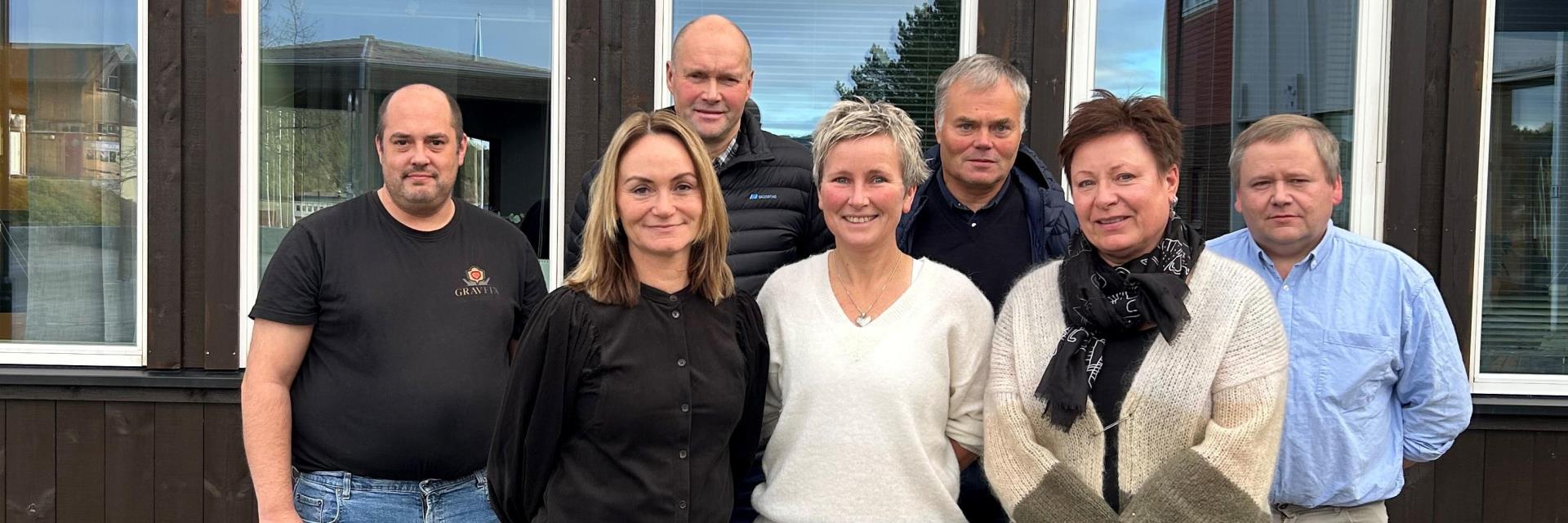 Hovedutvalg for kommuneutvikling. Bak fra venstre: Jan Frode johnsen (FrP), Trygve Hauge (utvalgsleder, Ap), Lars Dromnes (Sp) og Tor Garshol (nestleder, H). Foran fra venstre: Ellen Kjørsvik (Ap), May Renate Settemsdal (Ap) og Mari Thevik (Ap).