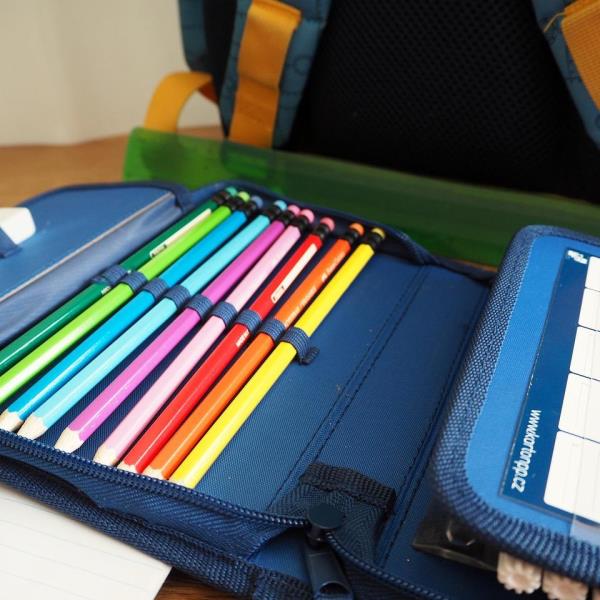 Bildet viser penal og skolesekk