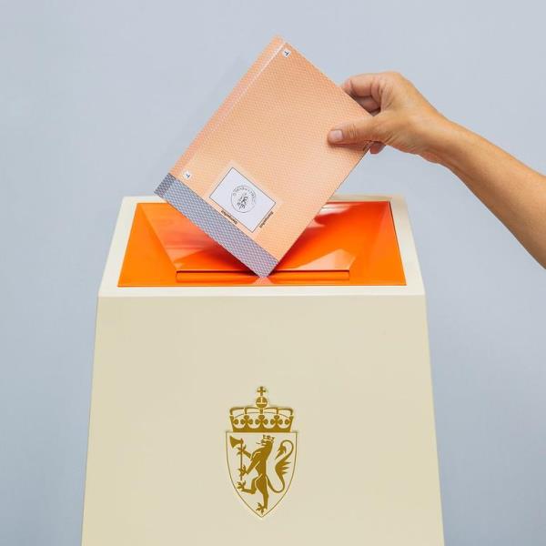 Putte stemmeseddel i valgurne på valgdagen.
