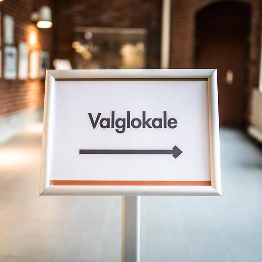 Skilt med pil i retning valglokale.