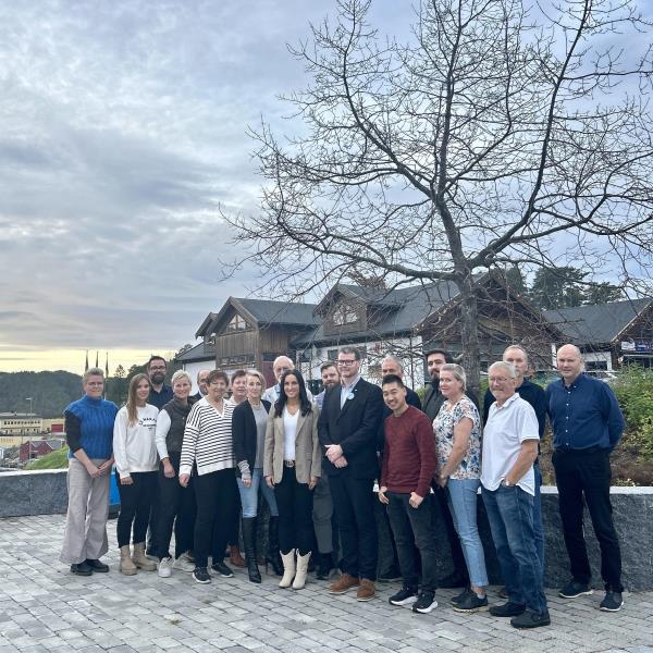 Aure kommunestyre 2023-2027- Fra venstre: Eva T. Beer Width (sp), Stine Wigum Hagen (Sp), Inge Aukan (KrF), May Renate Settemsdal (Ap), Jan Frode O. Johnsen (FrP), Lillian Wessel (H), Mari O. Thevik (Ap), Gunn Helen Lystad (Ap), Hogne Hongset (Ap), ordfører Hanne Berit Brekken (Ap), Jørn Tore Tømmervåg (Ap), varaordfører Henning Torset (H), Lars Dromnes (Sp), Vegard S. Bach (Ap), Magnus Leirdal Vaag (Ap), Rita M. Ormbostad (H), Terje Hals (H), Martin J. Fossland (Ap), Trygve Hauge (Ap) 