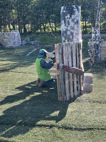 Bilde fra ungdomsklubbens tur til Kristiansund paintballklubb. Bildet viser en ungdom som spiller paintball iført utstyr. - Klikk for stort bilde
