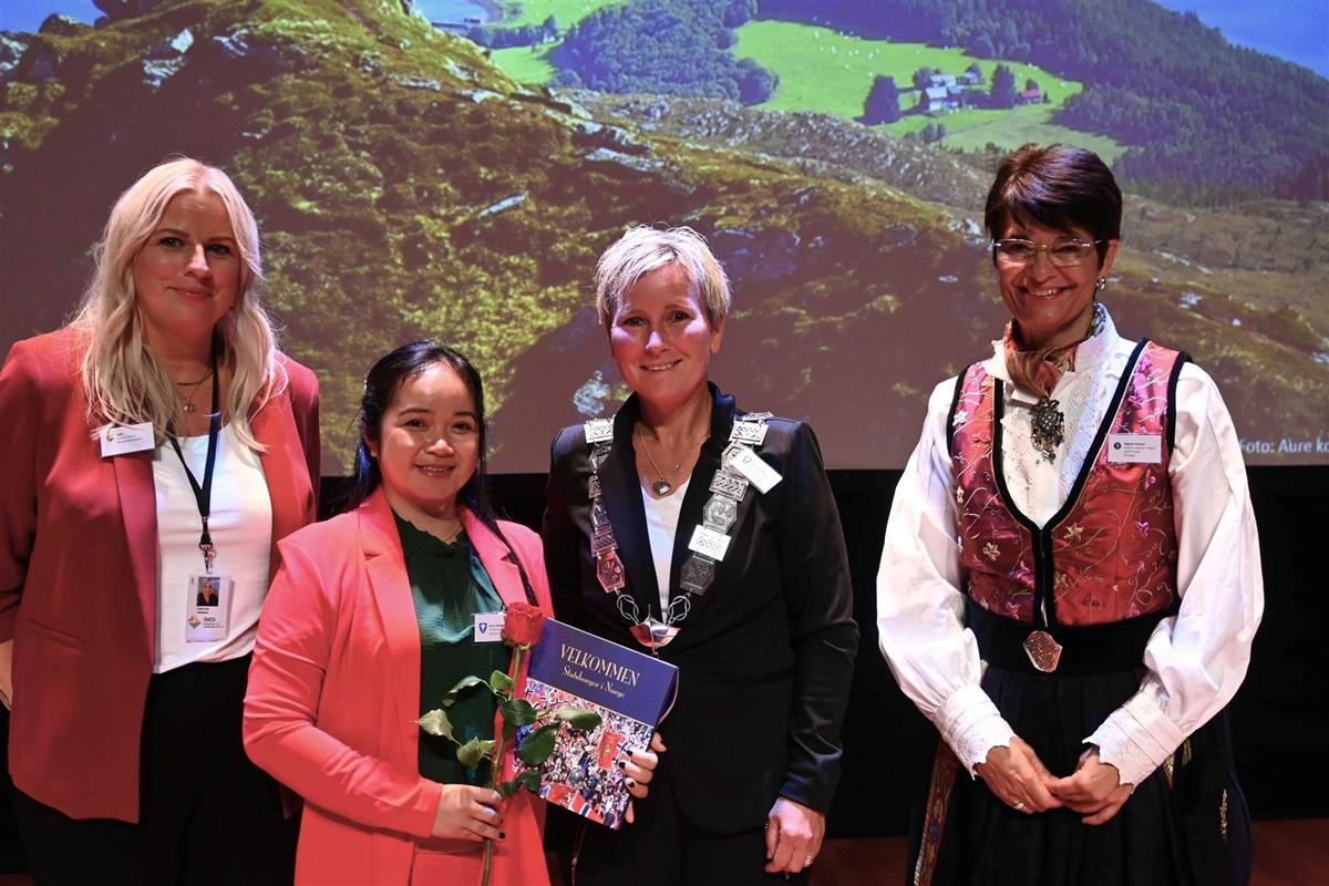 Christine Gernale Nepomuceno ble hedret ved statsborgerseremonien i Molde. På bildet er hun sammen med fra venstre: Catrine Reitan fra IMDI, Christine Gernale Nepomuceno selv med statsborgerbevis, May Renate Settemsdal, varaordfører i Aure og Rigmor Brøste, assisterende statsforvalter i Møre og Romsdal. - Klikk for stort bilde